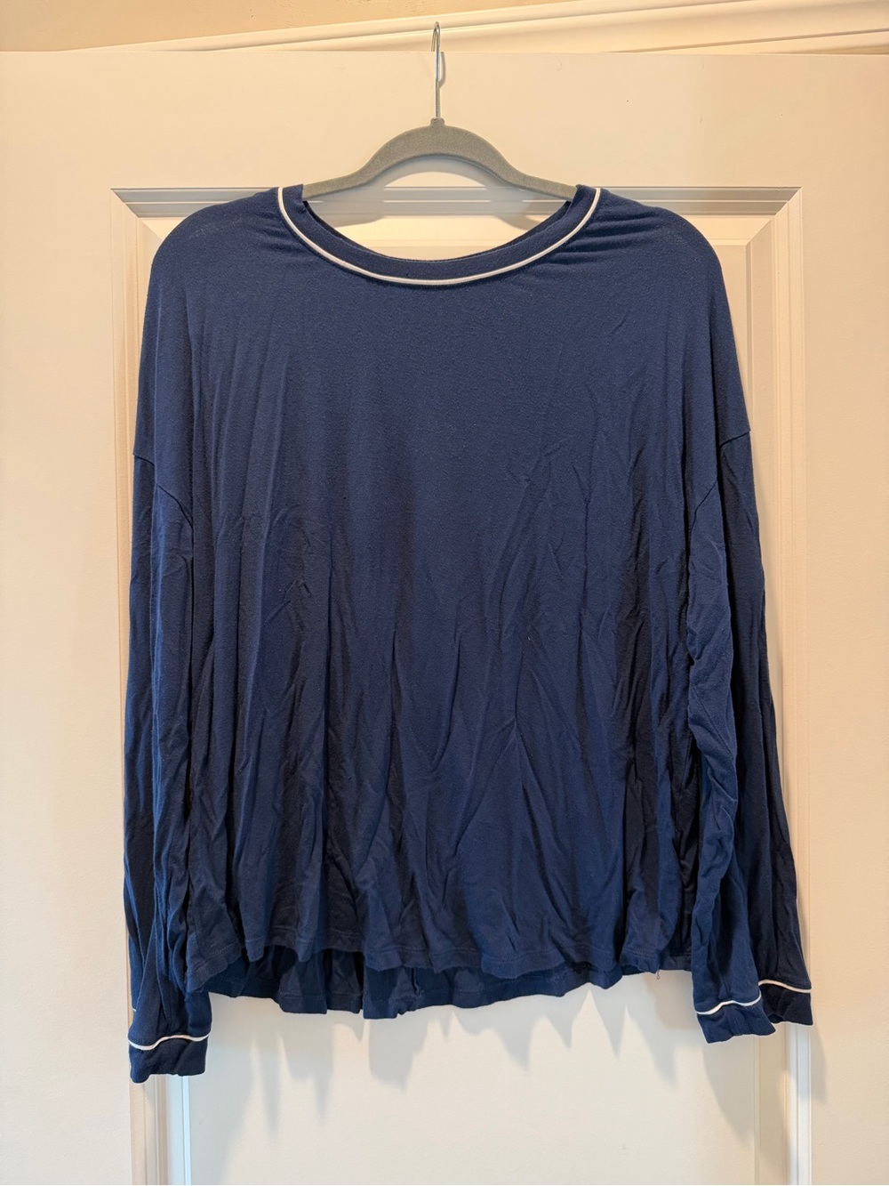 stars above Navy Long-Sleeve Knit Top with White Contrast Trim